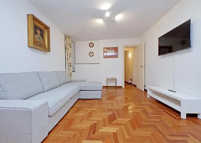 Pantheon Rondanini Apartment